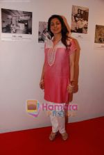 Juhi Chawla at Anupam Kher_s art exhibition in Bandra on 7th Sept 2010 (7).JPG